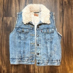 *SOLD* Levi’s Sherpa Lined Cropped Vest